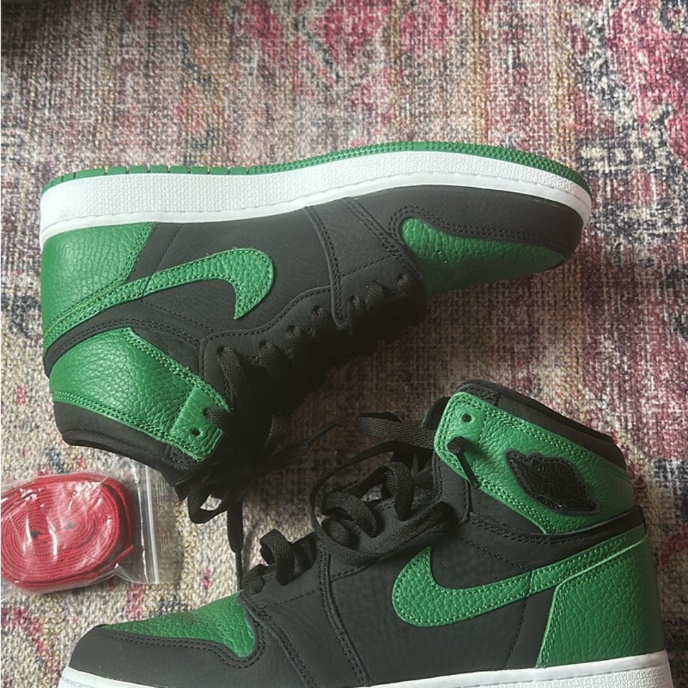 Air Jordan retro 1 Green and Black High-Top Sneakers